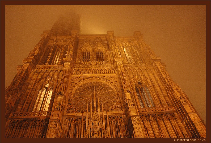 Kathedrale von Strassburg bei Mitternacht
Am 15. 12. 2004 "versank" der grosse Turm der Kathedrale gegen Mitternacht langsam im Nebel.
Schlüsselwörter: Kathedrale von Strassburg