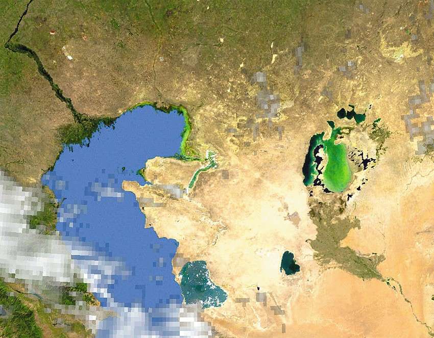Aralsee und Kaspisches Meer, Satelitenaufnahme 2004
Der Vergleich der zwei Bilder welche im Abstand von 10 Jahren gemacht wurden, zeigen eine dramatische Veränderung, bzw das Verschwinden des riesigen Aralsees. Als ich diese zwei Bilder das erste mal verglichen habe, konnte ich meinen Augen nicht trauen. Offensichtlch ist dieses Verschwinden hauptsächlich durch die Nutzung des Wassers in den vorgelagerten Baumwoll-Plantagen zu suchen. Weiss jemand genaueres darüber ?
Infos bitte an mb@naturfotografie.ch
Schlüsselwörter: Aralsee