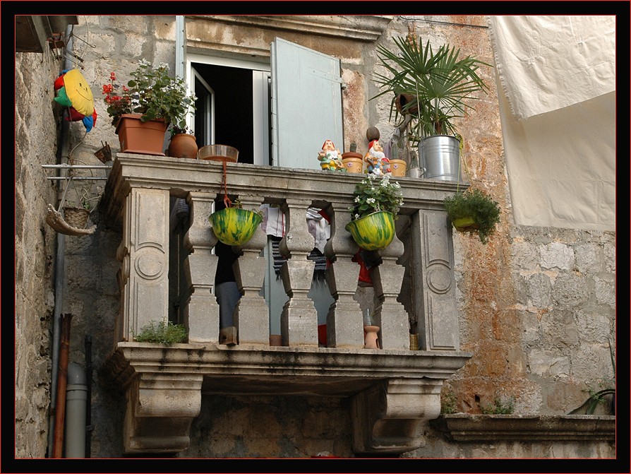 Schwerter zu Pflugscharen; oder hier die kroatische Variante ...
Altstadt von Drogir / Kroatien (UNSECO - Weltkulturerbe)
