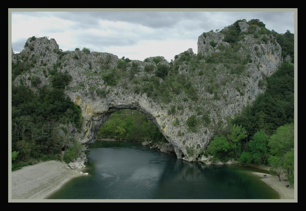 Ardeche, fder Bogen
Am Anfang des Ardeche Canyon steht ein erodierter Kalkbogen. Im Sommer sind hunderte von Touristen dort, hüte dich. Der Herbst und Frühling sind die Zeiten der Naturleute.
Schlüsselwörter: Bogen,  Ardeche, Ardeche-Bogen