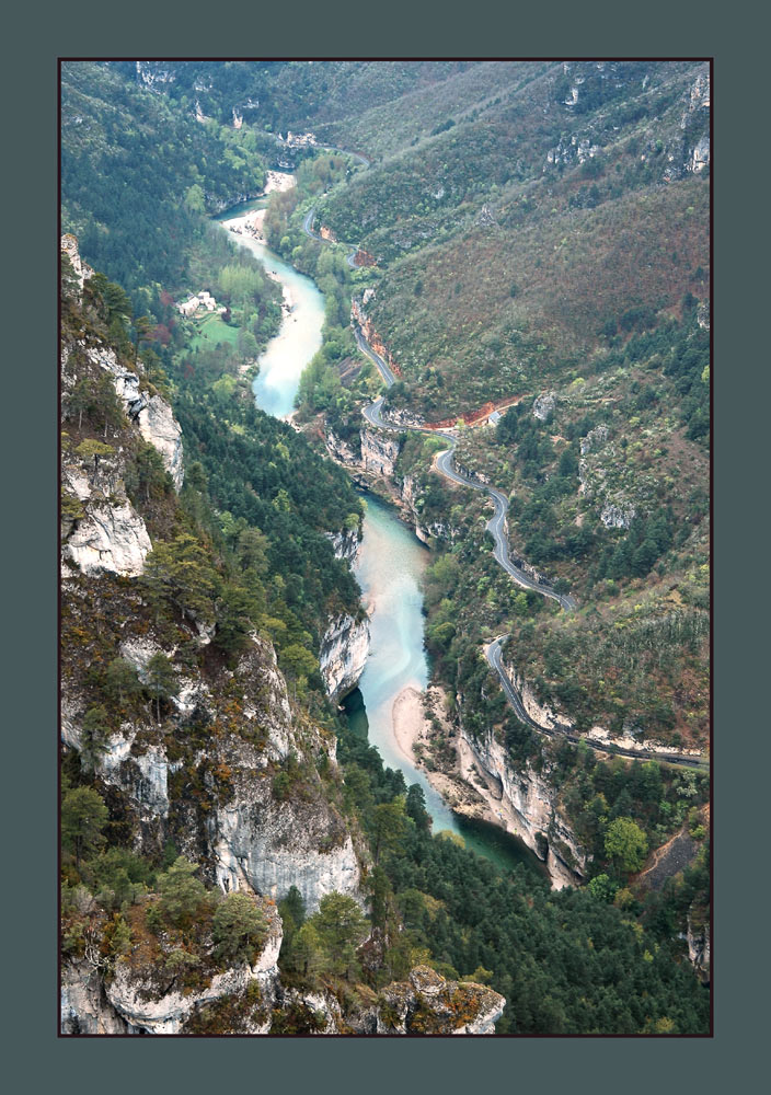 Cevennen; Tarn-Schlucht
Die Cevennen sind eine Kalkplateau, durchschnitten von tiefen Flusstälern.  Flora und Fauna sind hochinteressant. 
Schlüsselwörter: Cevennen, Schlucht, Tarn