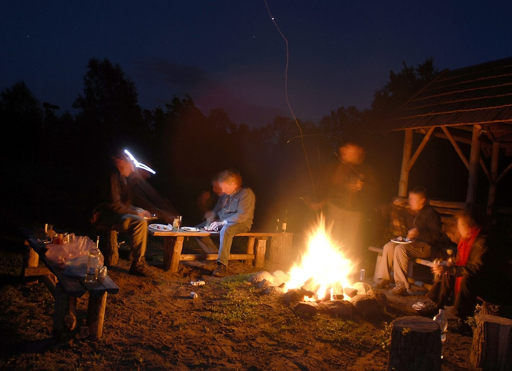 Lagerfeuer
Es war etwas kühl und einer trank viel Wodka.........
