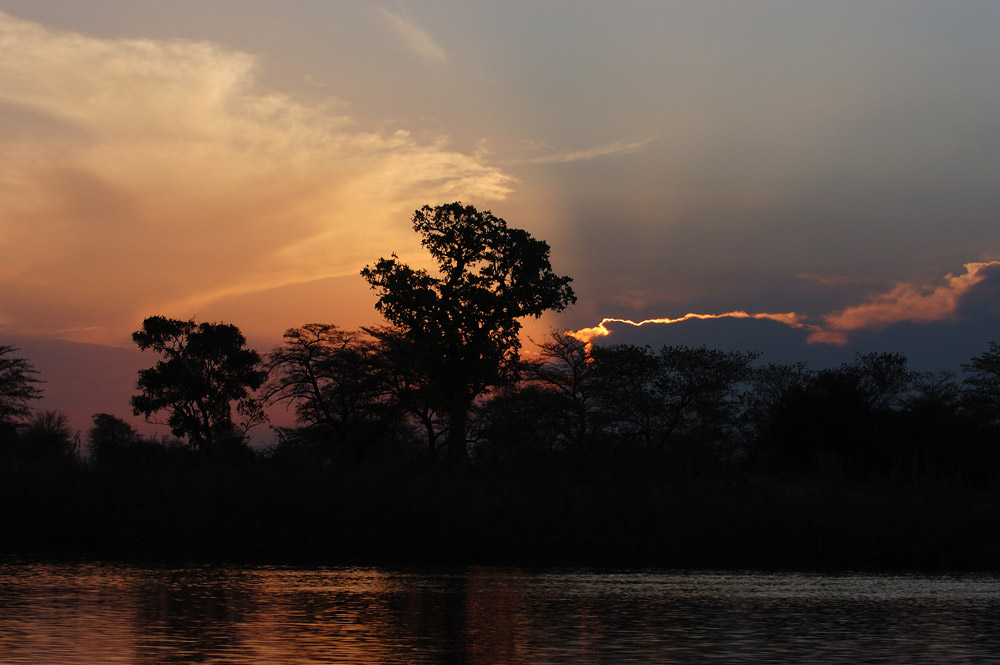 Okavango-Stimmung
Abends am Ufer des Okavango, Nord-Namibia, am Rande des Caprivi-Streifen
Schlüsselwörter: Namibia, Okavango