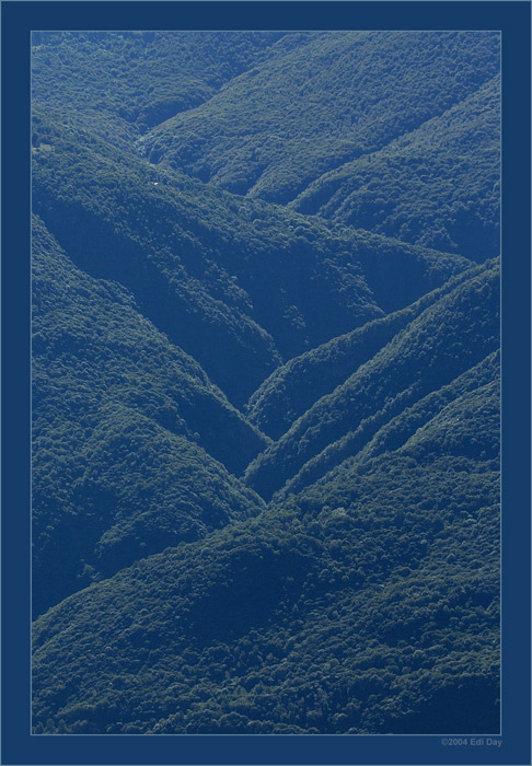 Sumatra ?
nein - das Ostufer des Lago Maggiore auf der Höhe von Vira.
Schlüsselwörter: Tessin, Lago Maggiore