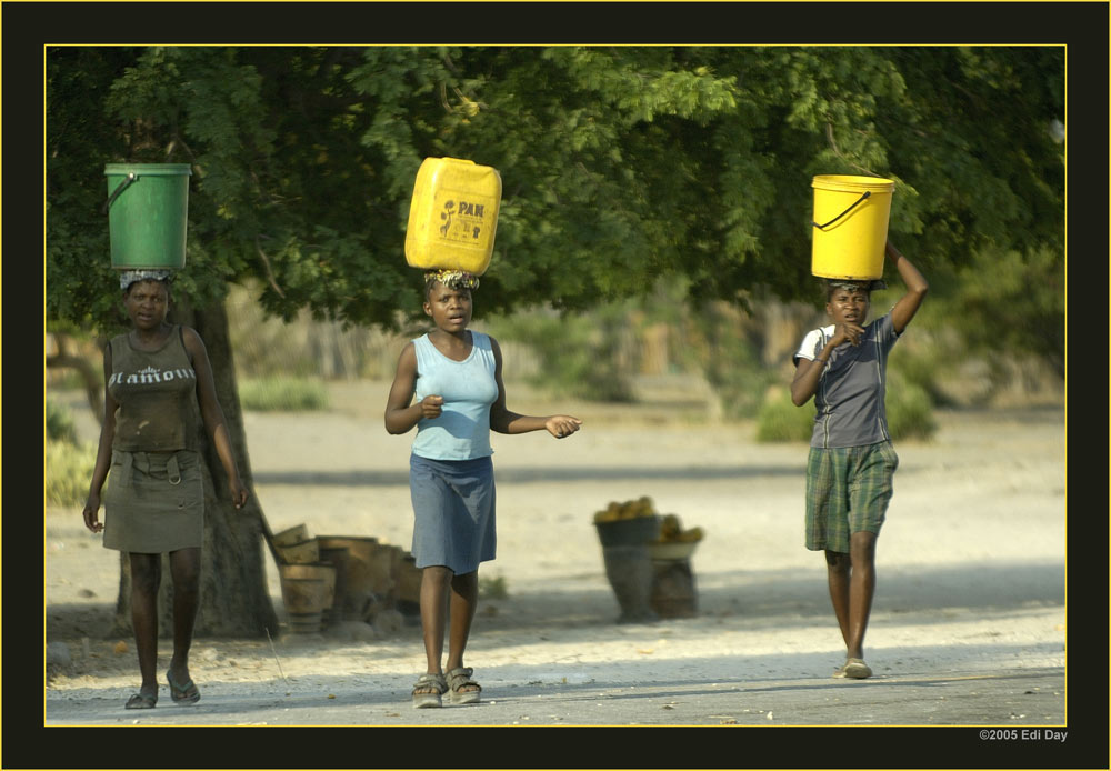 Wassertragen macht spass
Schlüsselwörter: Namibia, Caprivi, Okavango